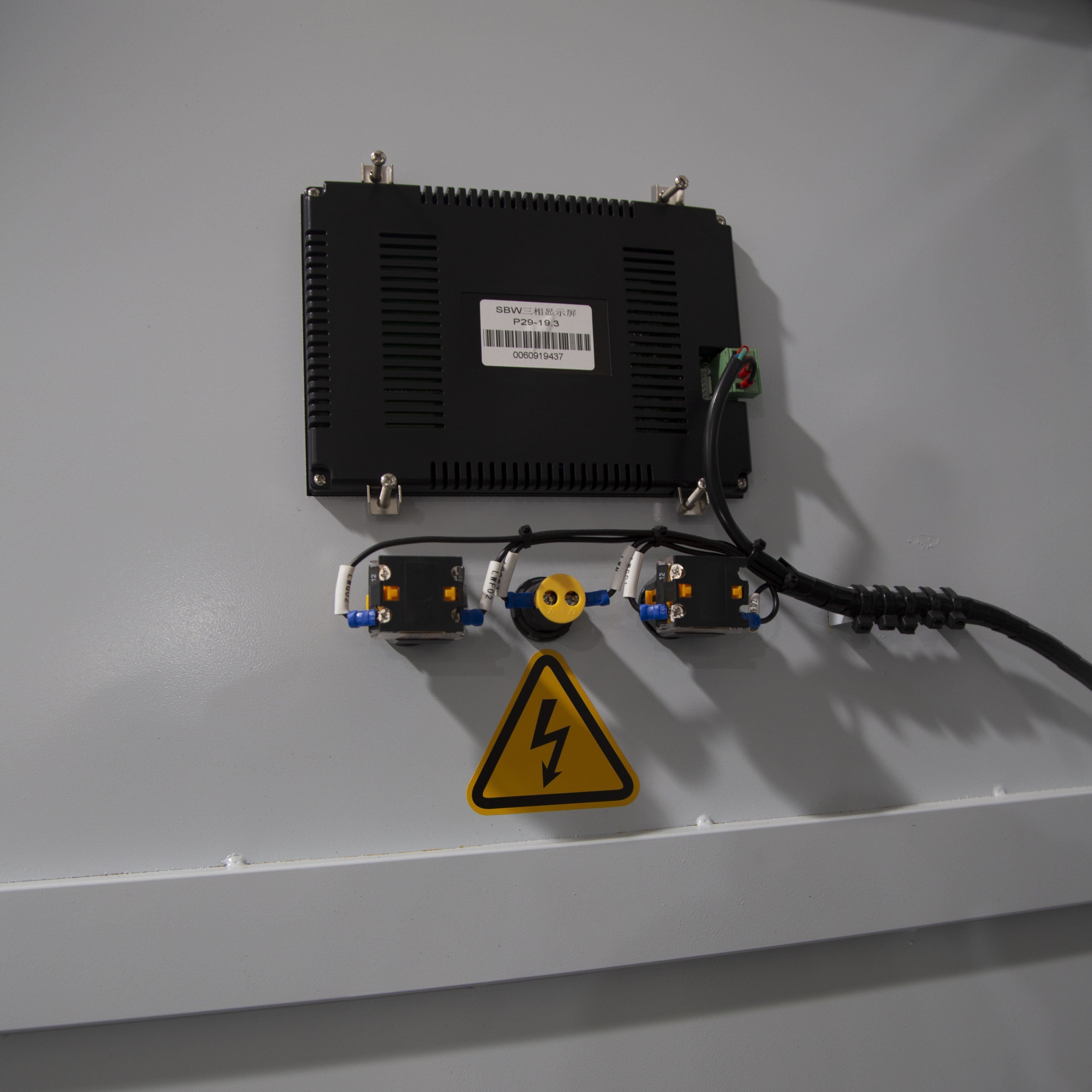 三相電動(dòng)機(jī)穩(wěn)壓器