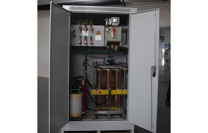 三相分調(diào)全自動(dòng)補(bǔ)償式電力穩(wěn)壓器